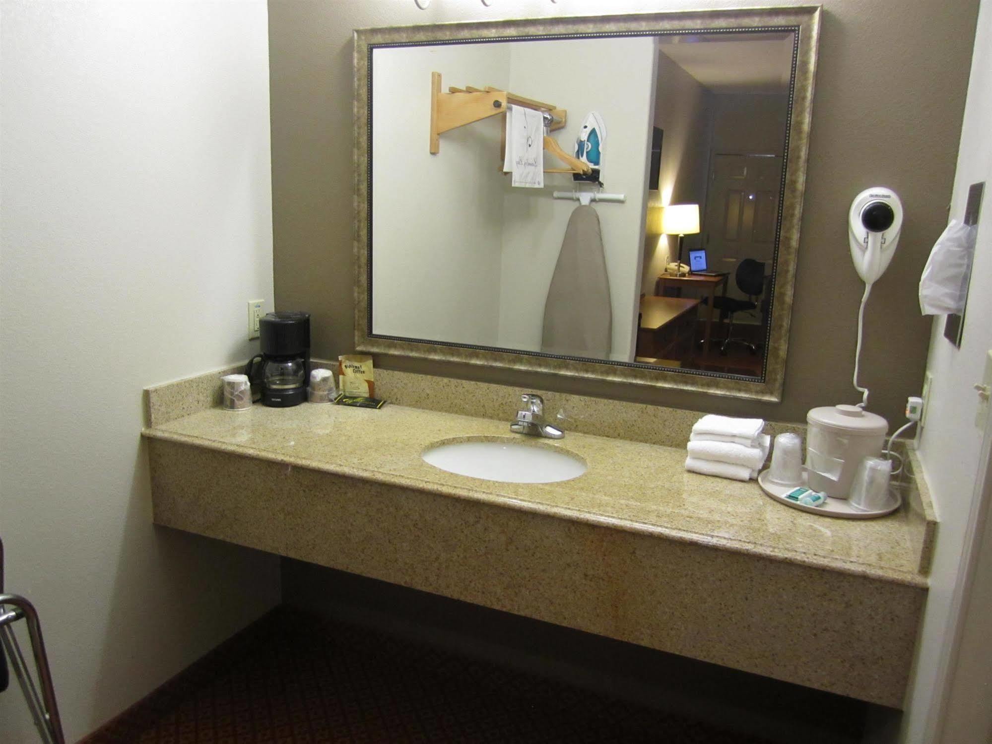 Executive Inn & Suites - Jewett Екстер'єр фото