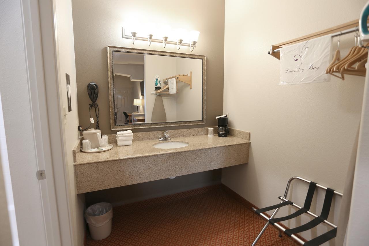 Executive Inn & Suites - Jewett Екстер'єр фото